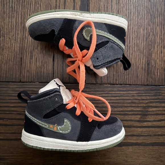 Lightly used Toddler Jordans need a new home! Size 7c - Picture 6 of 6